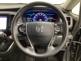 ハンドルにHondaセンシング系のクルーズコントロールやレーンキープアシストなどのスイッチと、オーディオの操作スイッチが装備されています。ハンドルから手を離さず安全に操作できます。