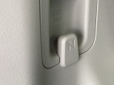 荷室にコンビニフックが付いています。ちょっとした荷物が掛けられ、運転中に荷物が転がるのを防げます。