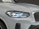 アダプティブLEDヘッドライトはステアリングを切った方向を照らします。