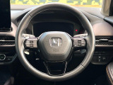 インテリアに合わせたデザインのステアリングは、運転される方のことも考え、運転しやすい形状、大きさです。是非一度、実際に触ってお確かめください。