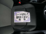 室内外はもちろん、シートを外してニオイの元となるフロアカーペットまで消臭・除菌を実施。中古車を気持ちよくお乗りいただけるクリーニングサービスです。詳細は販売店スタッフまでおたずねください。