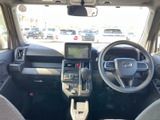 運転席からの視界は広く、前方確認がしやすくなっています。操作系も直感的に配置され、快適なドライブをサポートします。