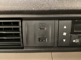 エアコン操作パネルの左側に、スマートフォンなどの充電可能なUSB端子と、音源などの外部入力の可能なUSB端子がついています。移動中に充電もできるので便利です。