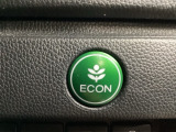 ECON モードをON にするとアクセルペダルの動きに対するエンジンの反応とエアコンの制御を切り換えることで、燃費のいい運転をするドライバーがペダルを踏んだ時と同じようにエンジンを制御します。