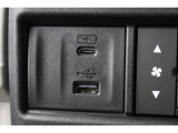 ドライブの時間をスマートフォン等の充電時間に。運転席からも助手席からも使いやすい位置に、急速充電対応タイプのUSBジャックを設けました。