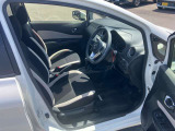 運転席は足元広々です。リラックスして運転できますね。