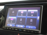 ナビゲーションは純正8インチメモリーナビ(VXM-215VFEi)を装着しております。AM、FM、CD、DVD再生、Bluetooth、フルセグTVがご使用いただけます。初めて訪れた場所でも安心ですね