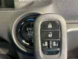 【Hondaスマートキー】カバンやポケットに入れたままでもドアの施錠・解錠が可能なスマートキーを装備。エンジンのオン・オフ時もカギを取り出す必要が無いからとっても便利です♪