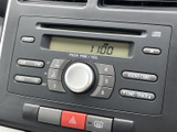 使いやすいオーディオシステムが、ドライブをより楽しくします。CDやラジオを楽しめるのはもちろん、外部入力も可能です。快適なカーライフを演出します。
