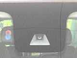 【三菱e-Assist】走行中に前方の車両等を認識し、衝突しそうな時は警報とブレーキで衝突回避と被害軽減をアシスト。より安全にドライブをお楽しみいただけます。