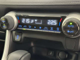 左右独立温度コントロールフルオートエアコンです。運転席、助手席それぞれで独立して温度設定ができます。冷え性の方が乗っても安心ですね♪