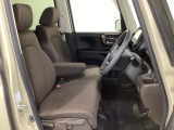 女性でも運転がしやすいように、シートの高さ調整機能(シートリフター)がついています。運転席と助手席の間が空いている為、助手席側への移動がスムーズです。交通量の多い道でも助手席側から乗り降りができます。