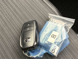ドアの開閉時、両手が荷物で塞がっている時はキーレスでのカギの解除が大変ですよね。スマートキーはポケットやバッグに入れておけば、ノブに触れただけでロックの解除が可能です。とても便利な機能です。