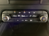 温度の設定のみで快適な風量やモードなどを自動調整してくれるフルオートエアコンを装備!運転席側、助手席側で左右独立して温度調節も可能です!