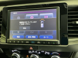パーキングセンサーシステムは走行中に障害物が迫ると音と表示でお知らせ、低速走行時時の安心感を高めます