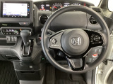 【ハンドル】運転にかかわる様々な操作を安全に行えるように視点移動が少なく操作性に配慮されたスイッチ類が凝縮されたコックピットです。