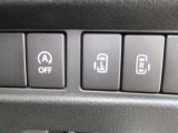 両側電動スライドドアのスイッチがあります。運転席に座ったままスライドドアの操作ができます。