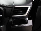 運転席のカップホルダーはエアコンの吹き出し口にありますので冷やしたり温めたりすることが出来ます☆