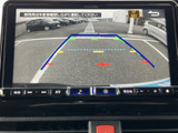 後方確認をサポートするモニター画面。駐車時の安全性向上に貢献します。狭い場所でも安心して運転できます。