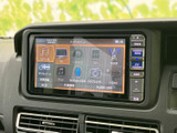 多彩なソースに対応し、お好みの音楽を楽しめます。ラジオやCDはもちろん、Bluetooth接続も可能です。ドライブがより楽しくなります。