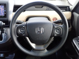 ハンドル左側にはオーディオ操作が出来るオーディオリモートコントロールスイッチ、右側にはHonda SENSINGとオートクルーズコントロールのスイッチを装備!