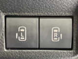 【両側パワースライドドア】スマートキーや運転席のスイッチで後席両側スライドドアの開閉が可能♪電動だから力を入れてドアを開ける必要が無く、小さなお子様でも簡単に開け閉めでき快適です♪