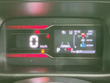 視認性の高いメーター類で、運転に必要な情報を的確に把握できます。運転に集中できる、シンプルで機能的なデザインです。