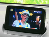 停車中にテレビや映像コンテンツを楽しめます。長距離移動の休憩時間に、リラックスした時間を過ごせるのが魅力です。エンターテイメント性も充実。