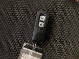 【キーレス】平日の買い物も休日のレジャーも、これ一つで驚くほど身軽に。バッグに忍ばせておくだけで、いつでもスムーズに愛車へアクセスできる、現代のドライブに欠かせない相棒です。