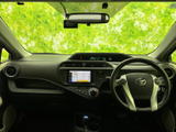 運転席からの視界は広く、運転操作もスムーズに行えます。シンプルで機能的なデザインで、快適な運転空間を提供します。すぐに馴染めるでしょう。