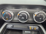 運転席、助手席に3段階調整式シートヒーターを装備。フルオートエアコンなので温度を設定するだけで、吹出口・風量を自動的に調整してくれますので、快適にお過ごし頂けます。