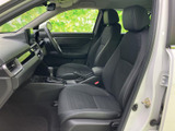 運転席からの視界は広く、運転操作もスムーズに行えます。洗練されたデザインのインパネは、機能性と美しさを兼ね備えています。