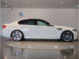 【BMWの伝統-3】BMWのお車は、&ldquo;駆け抜ける歓び&rdquo;を体現しております。走行の安定性とコーナリングの良さを追求し、思い通りにハンドルの操作可能です。