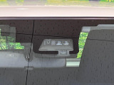 【トヨタセーフティセンス】走行中に前方の車両等を認識し、衝突しそうな時は警報とブレーキで衝突回避と被害軽減をアシスト。より安全にドライブをお楽しみいただけます。