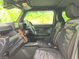運転に集中できる、シンプルで機能的な空間。操作しやすい配置で、快適なドライブをサポートします。洗練された素材使いも魅力です。