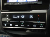 フルオートエアコン搭載。好みの温度に設定するだけで、風向や風量を自動でコントロール!いつでも快適な車内環境に。