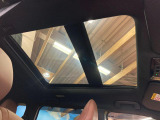 【サンルーフ】開放感たっぷりの希少装備、サンルーフが装着されています!車内に明かりを取り入れたり景色を楽しむ以外にも、車内の空気も簡単に換気できて快適です!