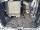 サードシートを跳ね上げると、さらに荷物が載せられます!