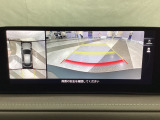 狭い場所での駐車やすれ違いなどでより的確な運転操作に役立つ360&deg;ビューモニターが装備されています。