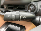 雨天時でもクリアな視界を確保できるワイパーレバー。直感的な操作で、運転の安全性を高めます。