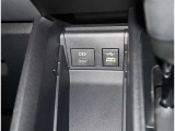 充電ケーブルなどが差し込めるソケットもついています。
