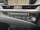 【左右分離型フルオートエアコン】運転席と助手席でそれぞれお好みの温度設定が可能で全席にも適切な空調をお届け致します。