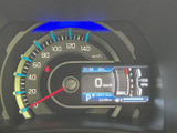 視認性の高いメーター類で、速度や回転数を一目で確認できます。運転に必要な情報を的確に把握し、安全運転をサポートします。
