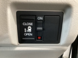 【片側パワースライドドア】片側がパワースライドドアになっており、運転席のスイッチやスマートキーでも開閉が可能です!開口部も広いので乗り降りも楽々♪