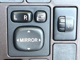 【電動格納ミラー】サイドミラーは電動格納式となっており、狭い駐車場でもキズがつくリスクを抑えられます。