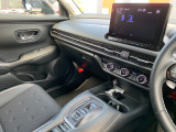 助手席周辺はこのようになっております。運転手だけでなく助手席に一緒に乗られる方も広々と快適にお乗り頂けるような設計です!各種装備を次の写真からご案内いたしますのでご覧ください。