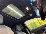 【サンルーフ】開放感たっぷりの希少装備、サンルーフが装着されています!車内に明かりを取り入れたり景色を楽しむ以外にも、車内の空気も簡単に換気できて快適です!
