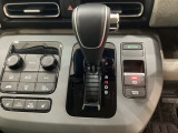 「e:HEV」搭載車です。日常シーンのほとんどをモーターで走行し、高速クルージングなどモーターよりもエンジンの方が効率が良い領域はエンジンで走行、あらゆる領域で優れた燃費走行を実現します。