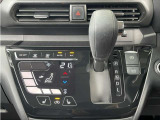 シフトレバーがステアリングに近く運転しやすく、足元もスッキリします