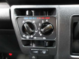 使いやすいマニュアルエアコンは簡単な操作で車内を快適にしてくれます☆